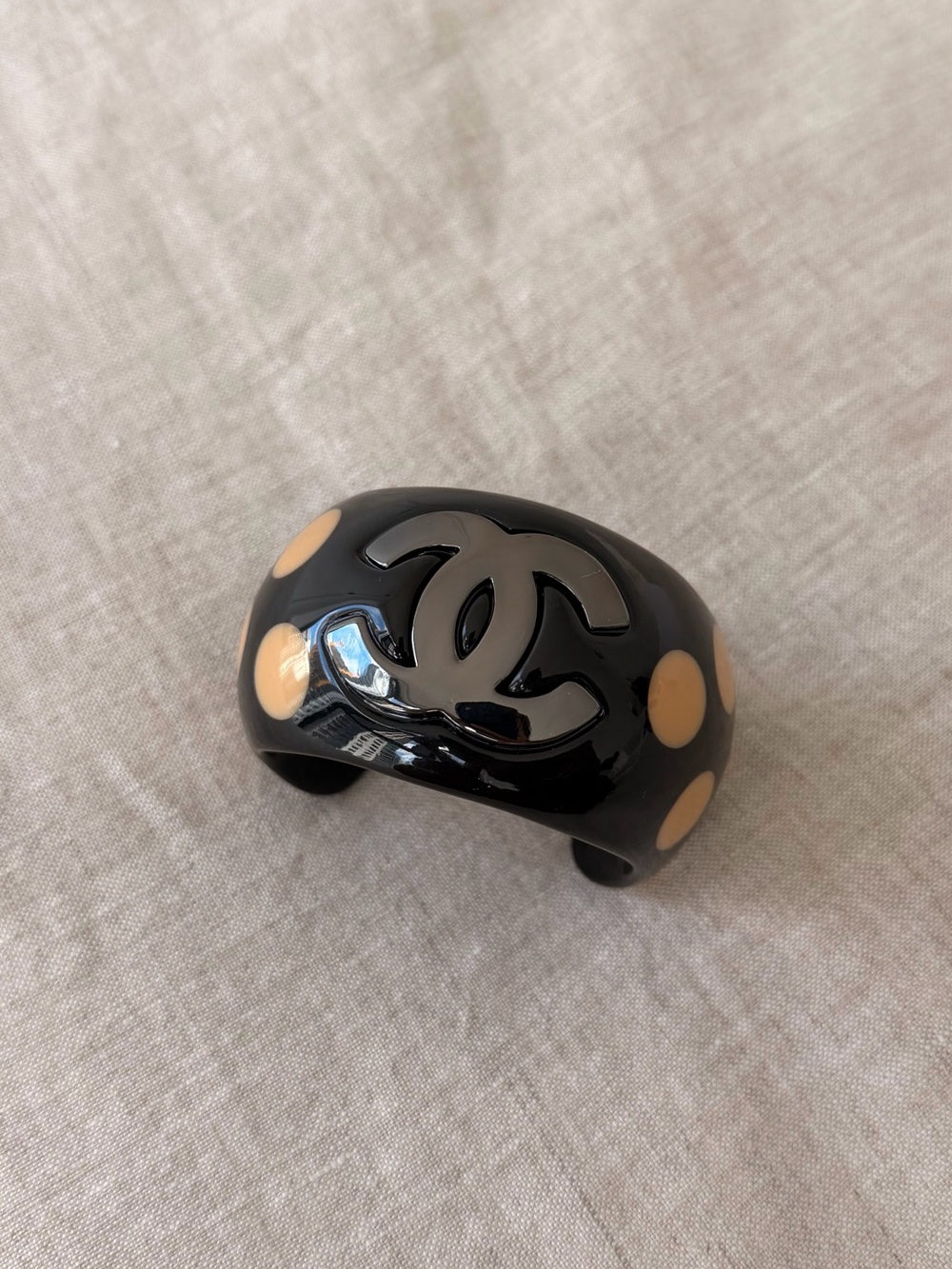 ✨CHANEL Black Resin Cuff with Beige Polka Dots🖤 - Picture 6 of 12